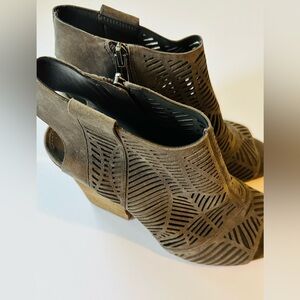 Vince Camuto block heel ankle bootie| 8M | Open toe zipper| Leather upper